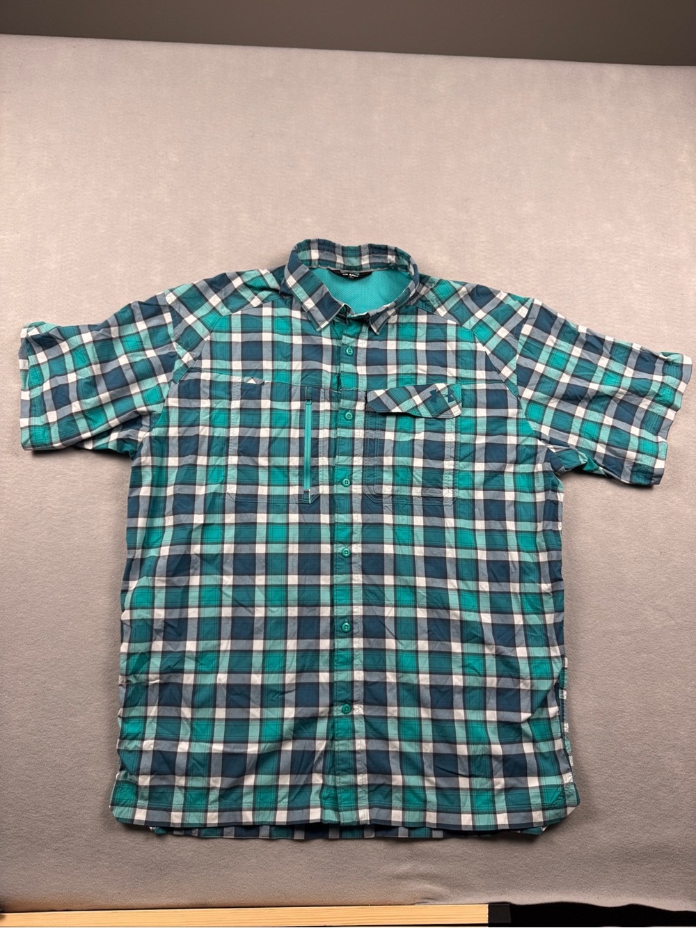 Under Armour Mens XL Teal Blue Plaid Short Sleeve Vented Fishing Button Up Shirt
